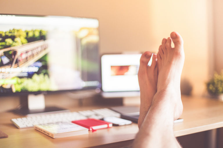 Wyposażenie  studia  urody – podnóżek do pedicure
