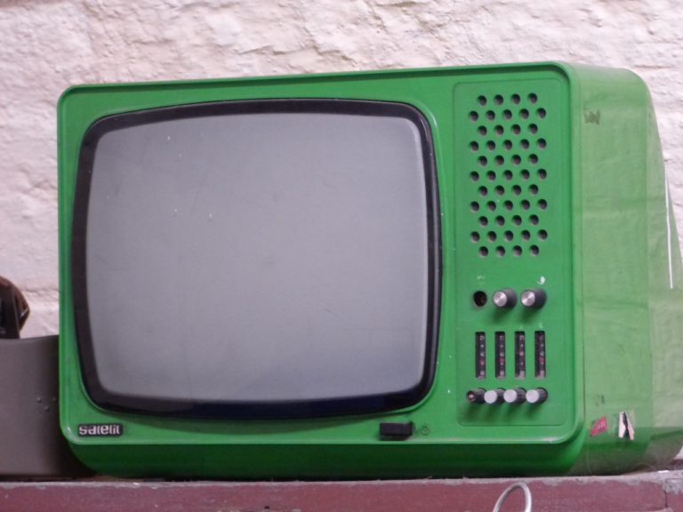 W dzisiejszych czasach bardzo co niemiara osób swój wolny czas spędza przed telewizorem.