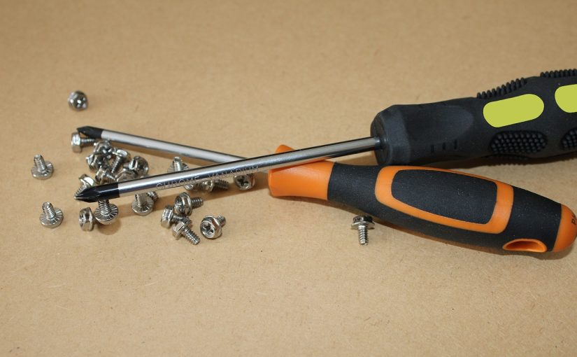 Chłodziarka nie chłodzi, a pralka cieknie – czy naprawiać czy kupić nowy sprzęt?